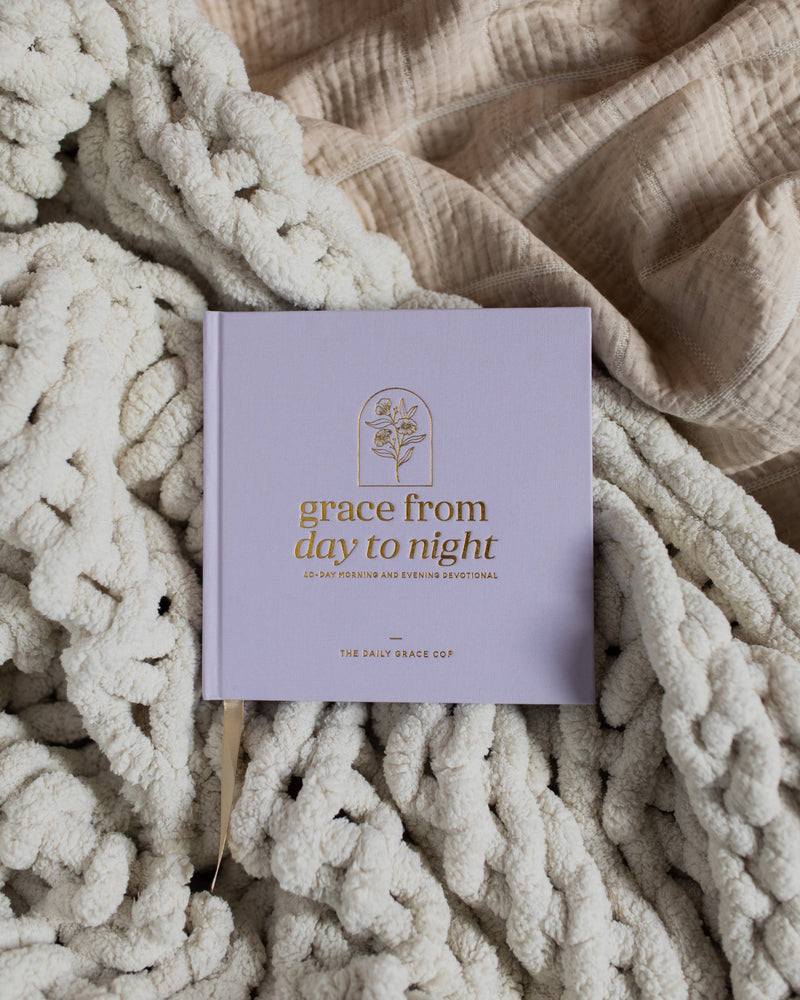 The Daily Grace Co - Grace From Day To Night | A 40-day Morning and Evening Devotional