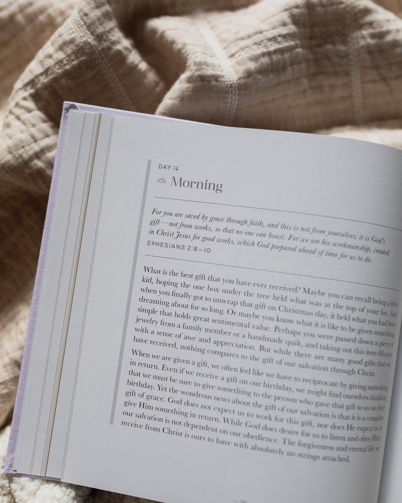 The Daily Grace Co - Grace From Day To Night | A 40-day Morning and Evening Devotional