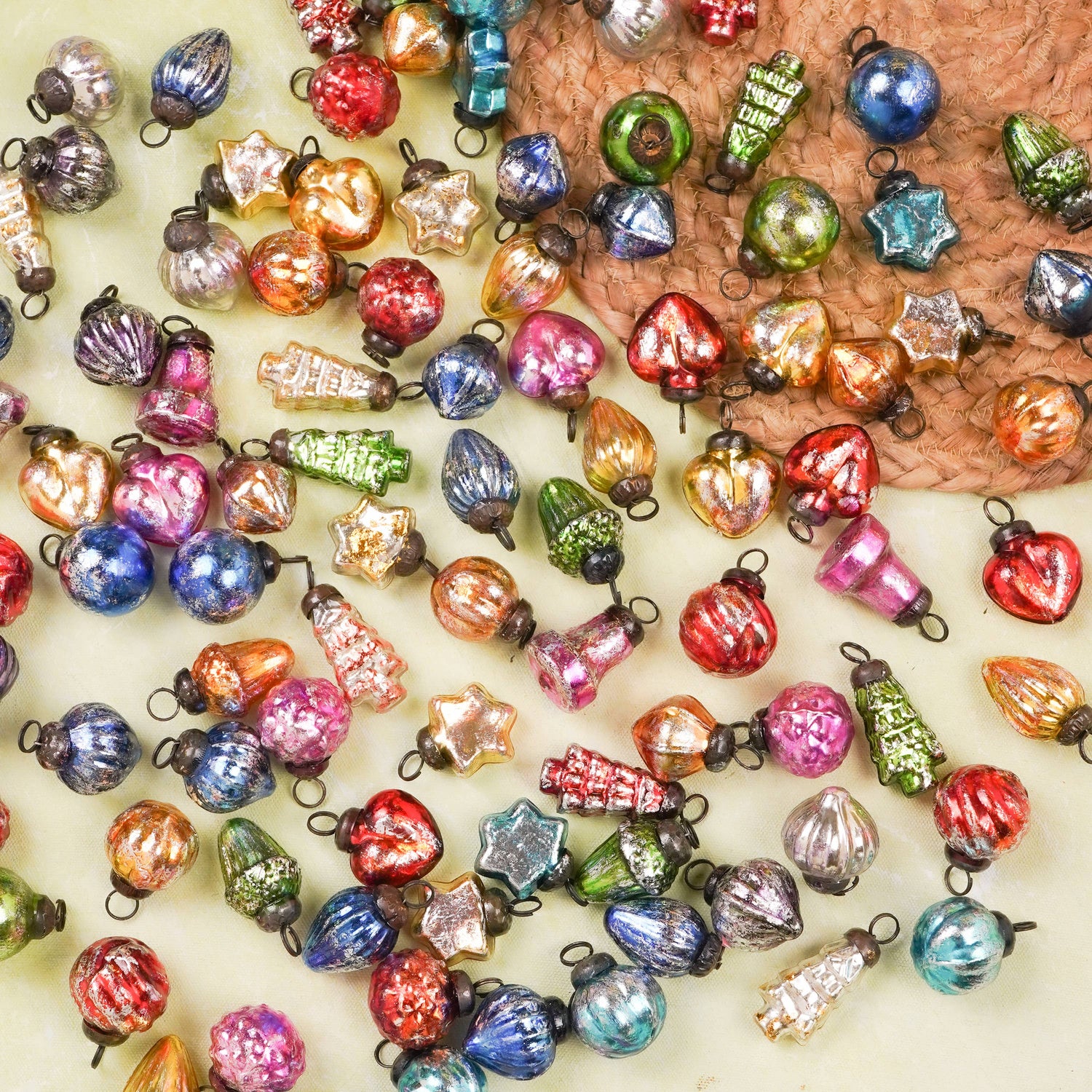 Daana Paani LLC - 150 Retro Multicolor Christmas Tree Decorations