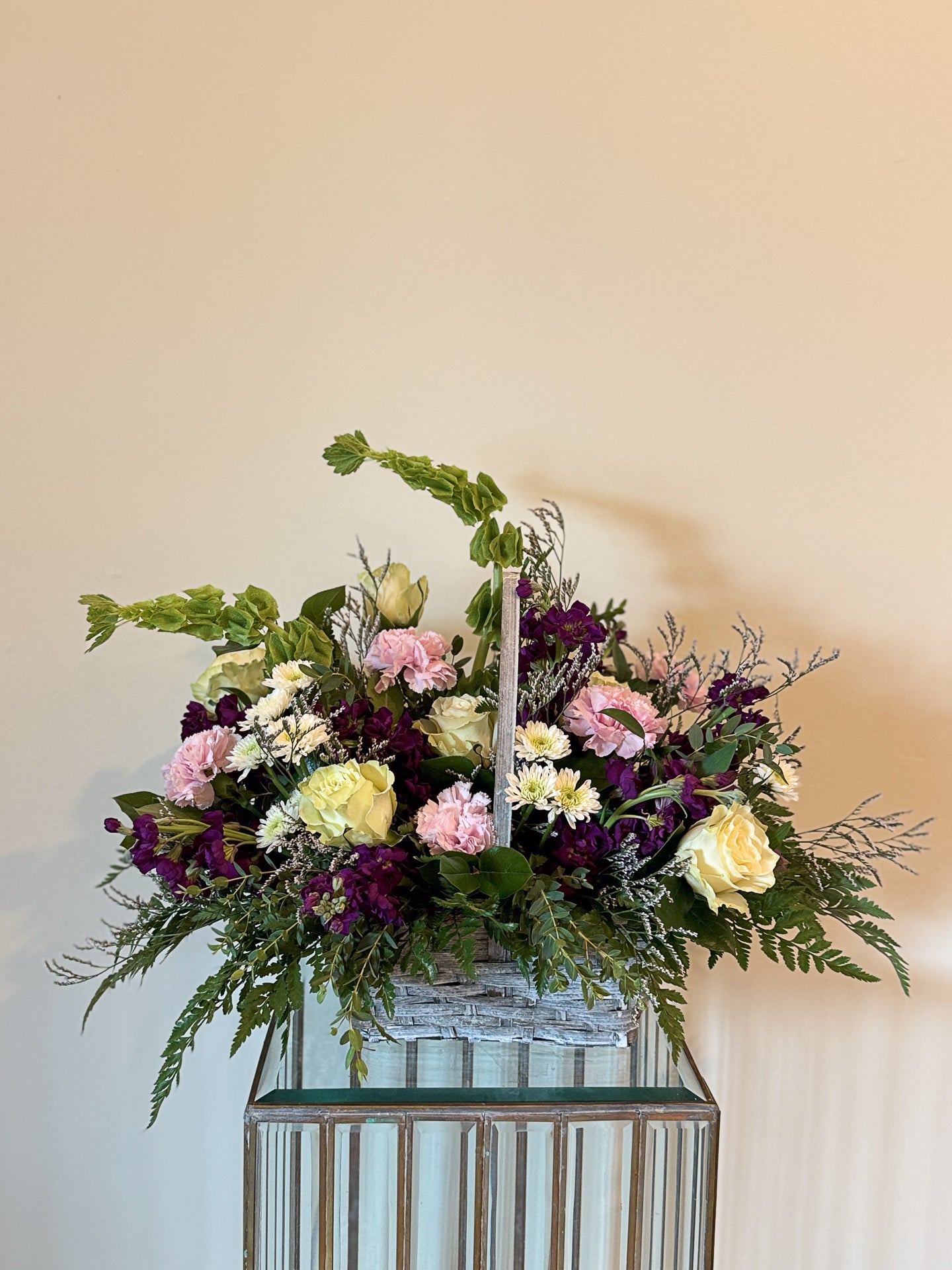 Fresh Cut Sympathy Basket Arrangement